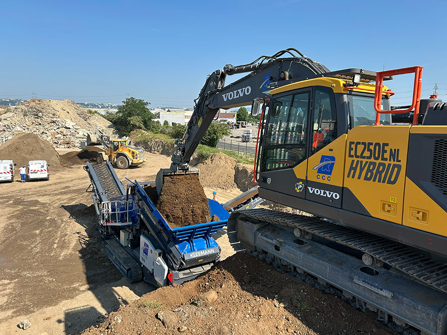 Image d'illustration d'une pelleteuse sur un chantier BTP